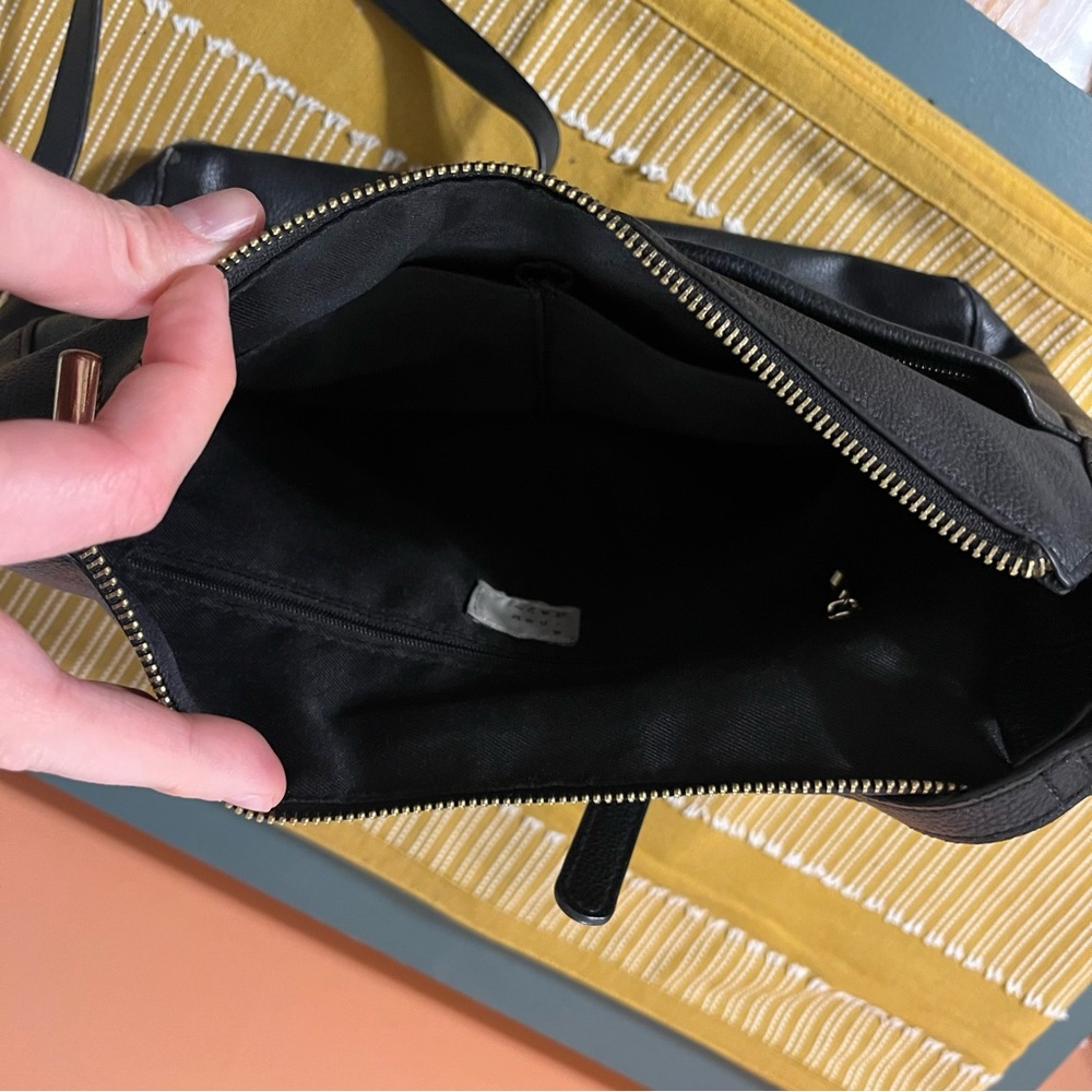 a new day black cross body purse - Picture 9 of 10